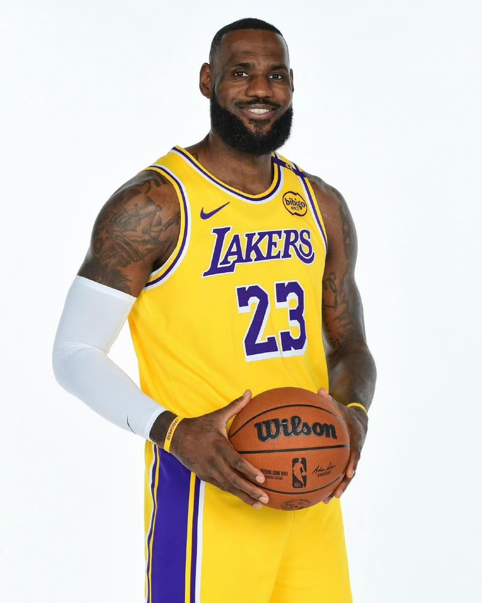 41岁老詹“下放”G联盟！家人们，湖人客场战黄蜂，最大新闻竟是雷迪克官宣詹姆