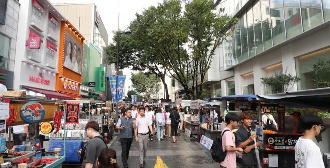 韩国爆发了大规模的“反对中国人免签入境”的游行。事件起因是韩国法务部等多部门在