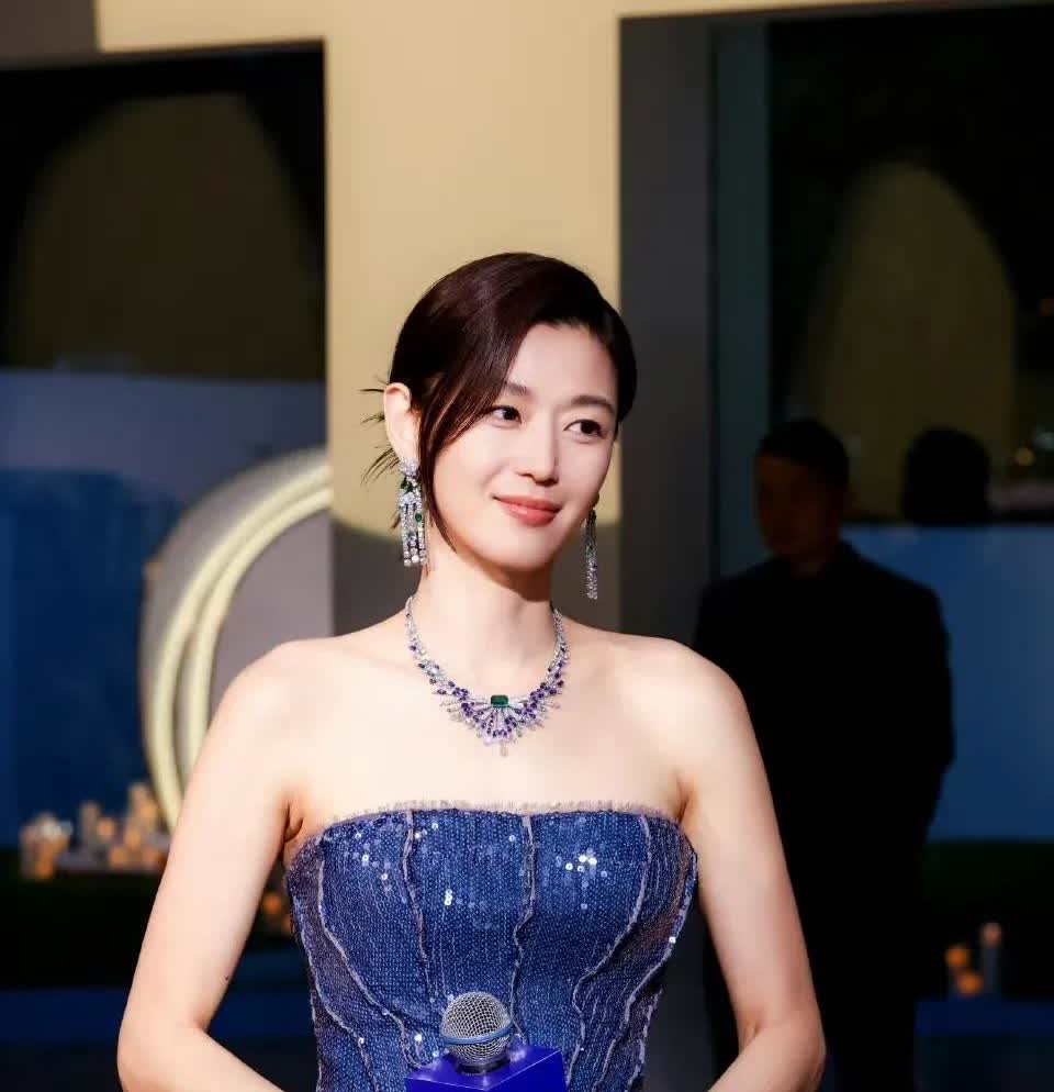 感觉又一个女明星的婚姻要塌房了就是“野蛮女友”全智贤不是因为出轨，而是因