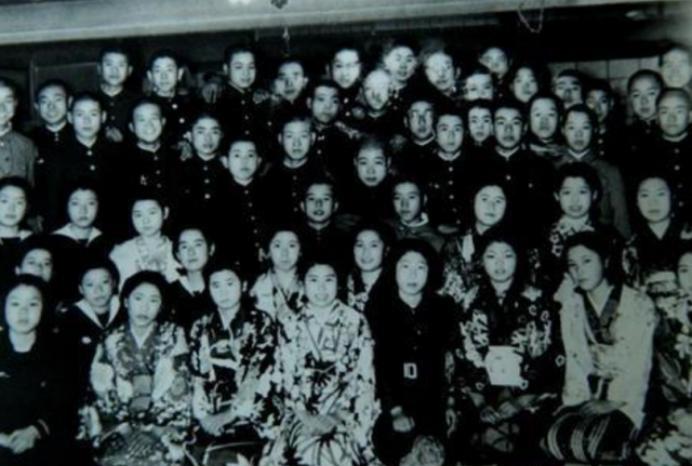 1953年，刘亚楼将军回乡探亲，在欢迎的人群中，一名妇女突然挤到他的身前，随后跪