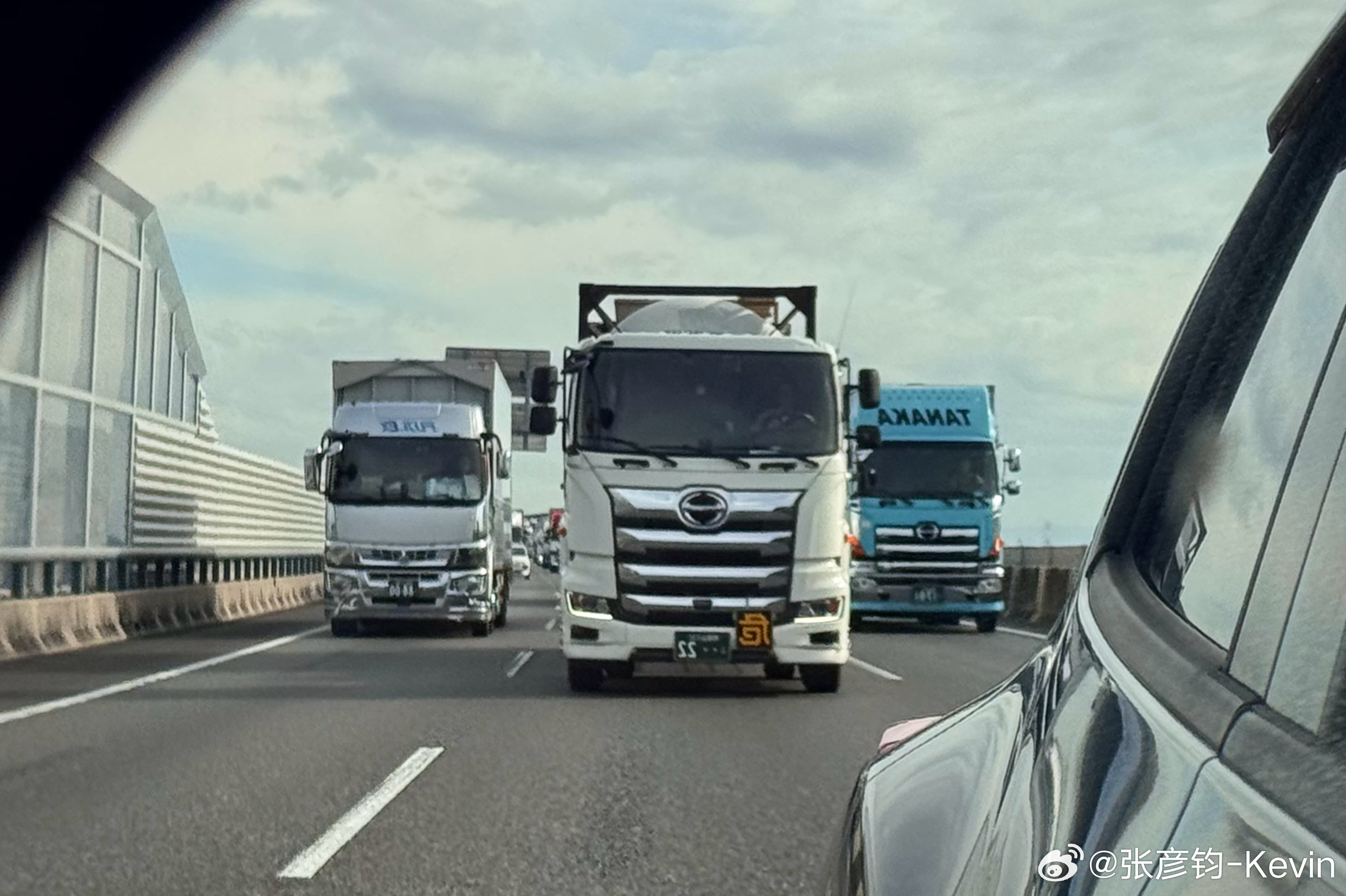 日本沿海为了防腐蚀，很多卡车前脸都有大面积镀铬，而且擦的特别亮，因为这边卡车就是