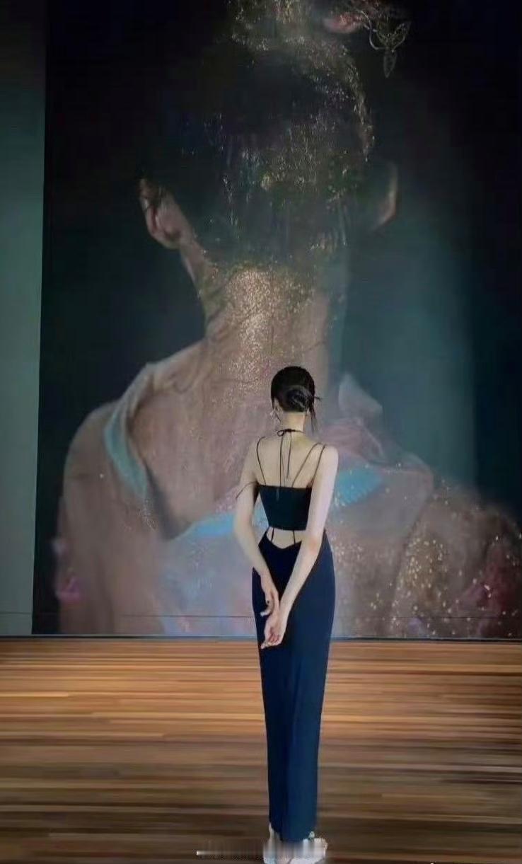 还以为关晓彤终于性感一次，看到鞋子笑喷了