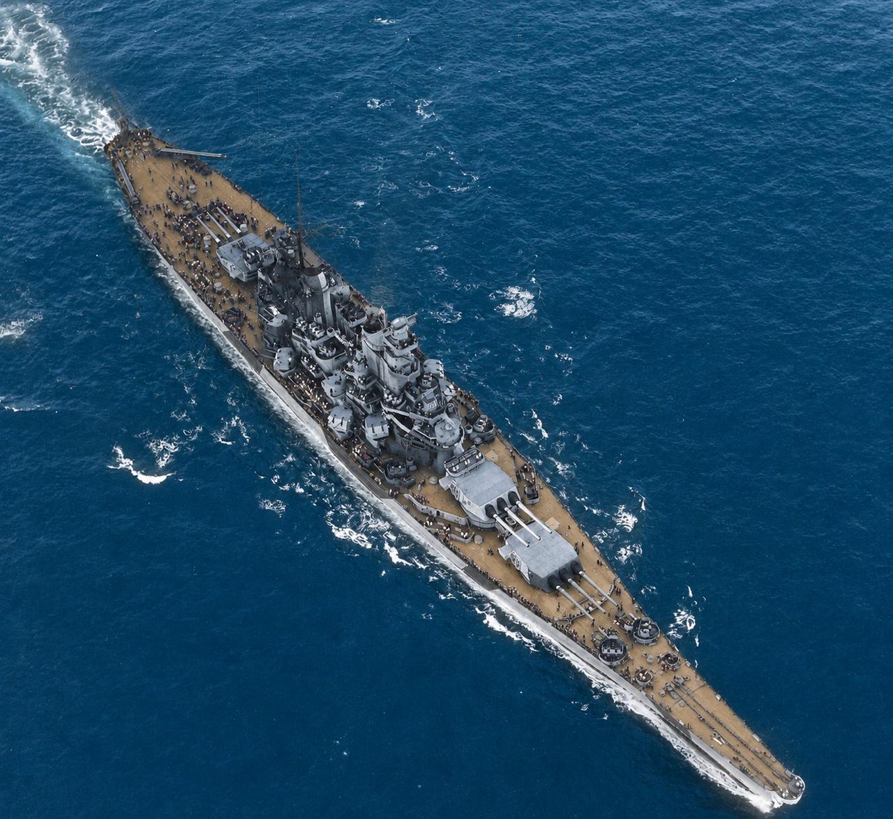 1944年6月10日，太平洋上航行中的“衣阿华”号战列舰（USSIowa）航拍