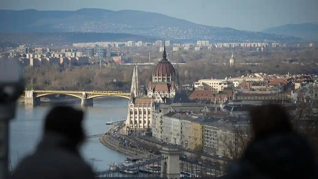 匈牙利大选进入倒计时，仅剩10天就见分晓，可局势却越演越魔幻，反对党一路开挂，民