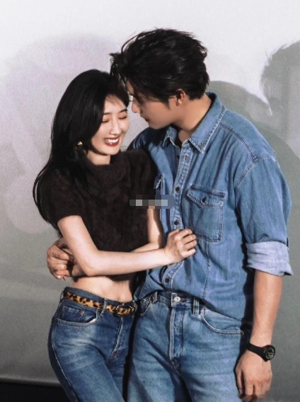 这个搂腰看得我热起来了这俩性张力这一块！怎么会有如此有cp感的一对​​​