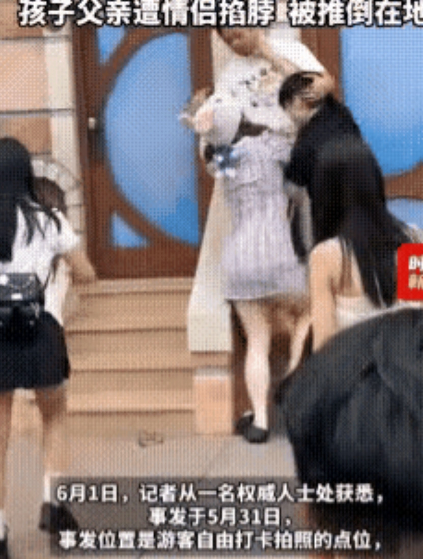 冲动是魔鬼！5月31日，上海，一家三口到迪士尼玩，结果，却因为拍照和一对情侣大打