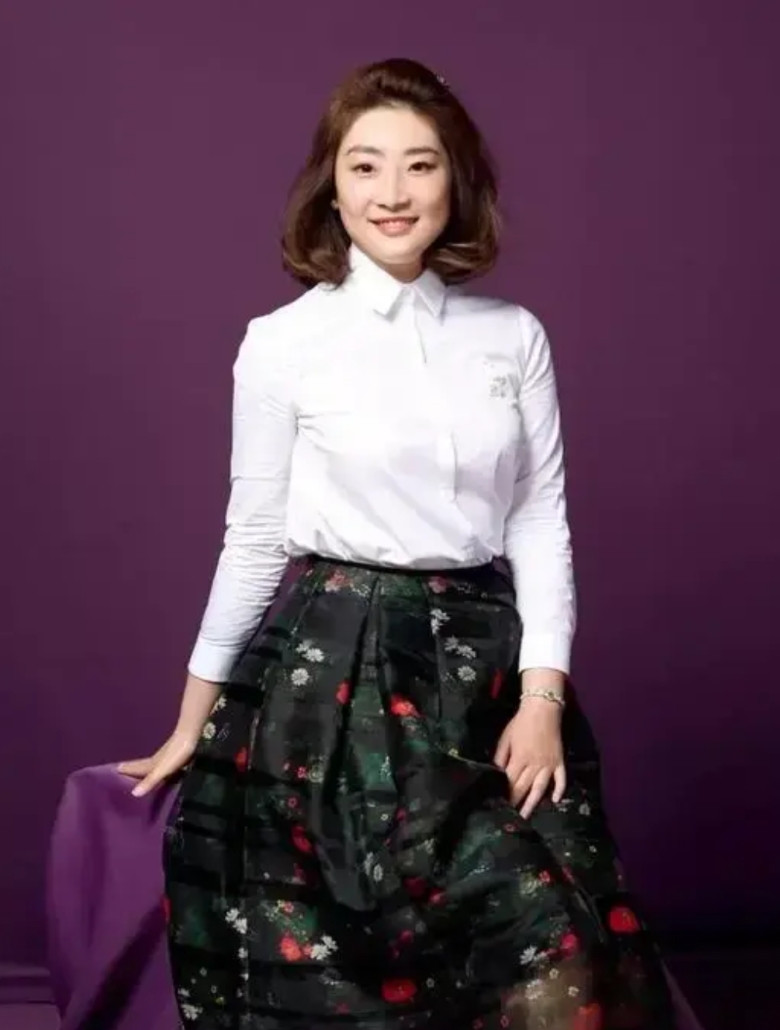宗馥莉心里那个想，连名字都起的继昌，继盛，还靠在我的名字上宗婕莉，这明明是要改朝