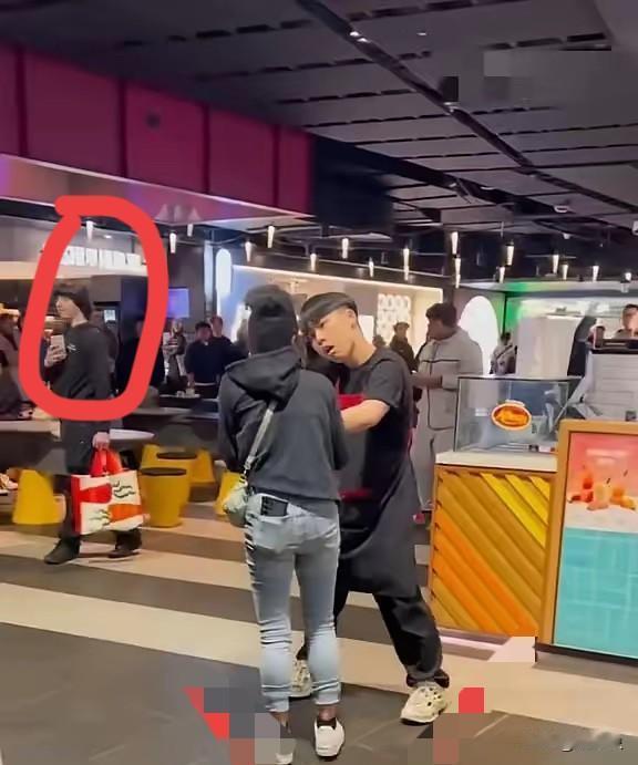 外籍人士“零元购”还想耍特权？真当中国的规矩是摆设？从上海电脑城外籍男