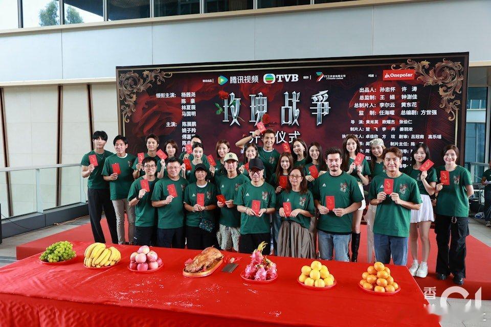 TVB聯同內地騰訊視頻合作的重頭劇《玫瑰戰爭》，昨（27日）在深圳舉行開鏡儀式，