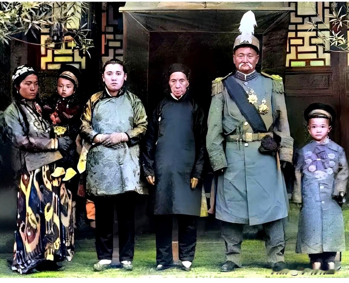 这便是马福兴的真实模样，这绝非演戏，也而非演员所饰演，确是货真价实的本人，面貌清