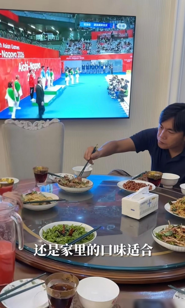 伊能静带全家回沈阳过节，评论区却全跑偏了。秦昊爸妈站一块，体态、发型、甚至站姿都像一个模子刻的。网友