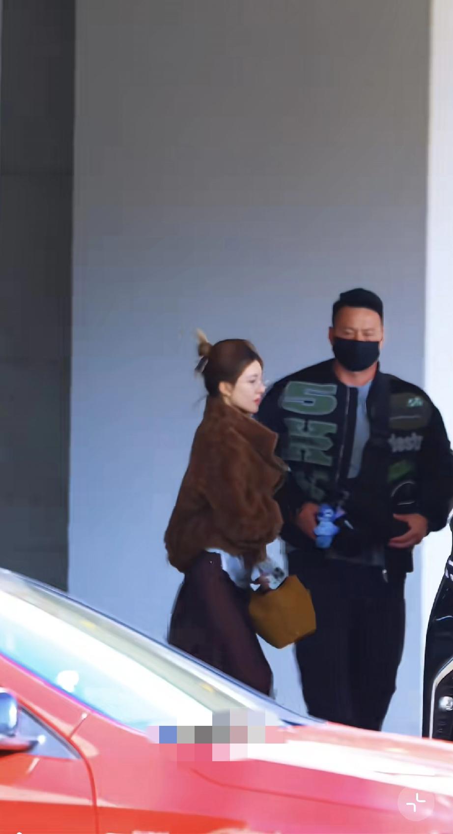 3月27日，赵露思现身上海，好久不见瘦了不少，脸颊陷进去了，只是化妆挡住了，看得