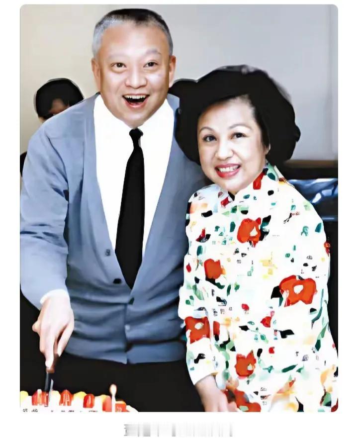 董建华赵洪聘的爱情故事真的好感人哦，不是家族联姻，是自由恋爱，还是留子的自由恋爱