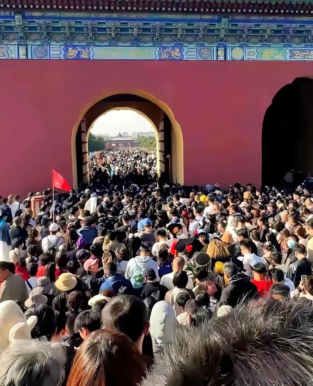 一个五一小假期，各个景点就能制造出这么浩瀚的人潮，只有我们能做到。只要假期我就