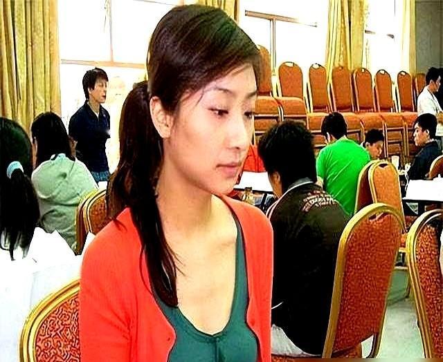 别再吹捧“围棋第一美女”唐莉了，连棋圣聂卫平都亲口承认，收她为徒，就不是奔着冠军