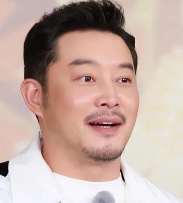 在《奔跑吧》节目中，沙溢对宋雨琦十分照顾，有许多暖心举动，被网友称赞“哄宋雨琦有