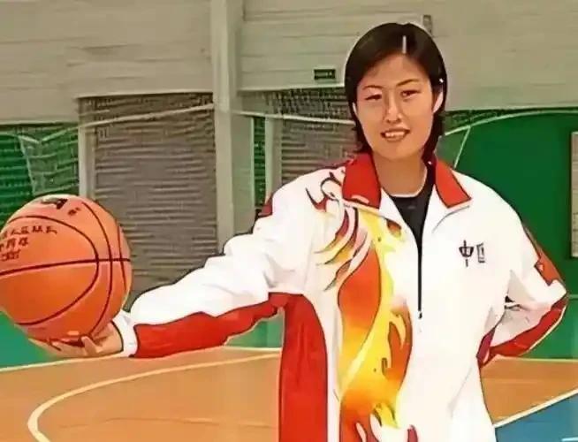 曾被寄予厚望、有着“女姚明”美誉的李明阳，本应是中国篮球界的璀璨之星，却做出令人