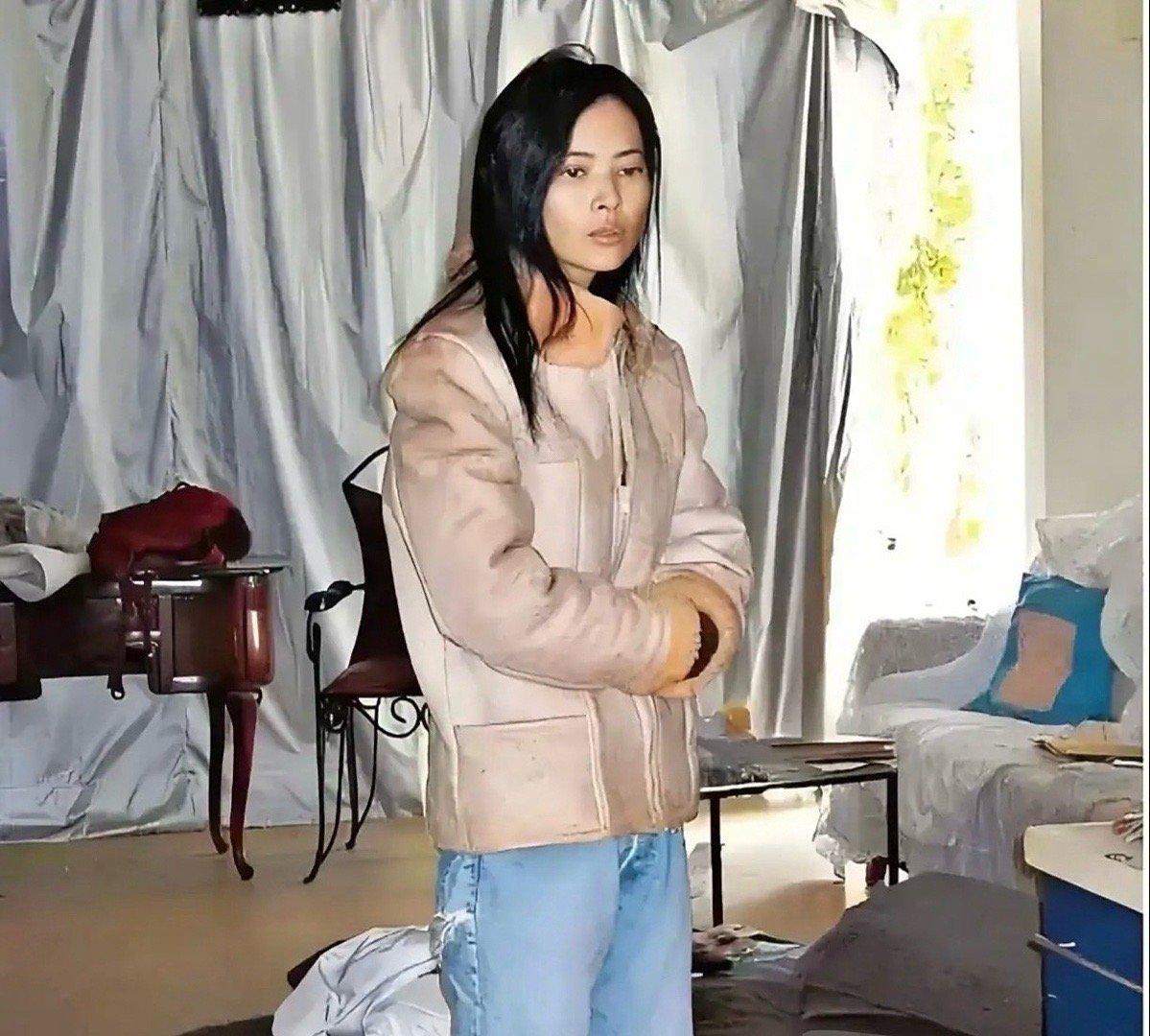 蓝洁瑛一个人孤独的去世，她的人生前半生精彩，后半生充满苦难。蓝洁瑛揭露了一个问