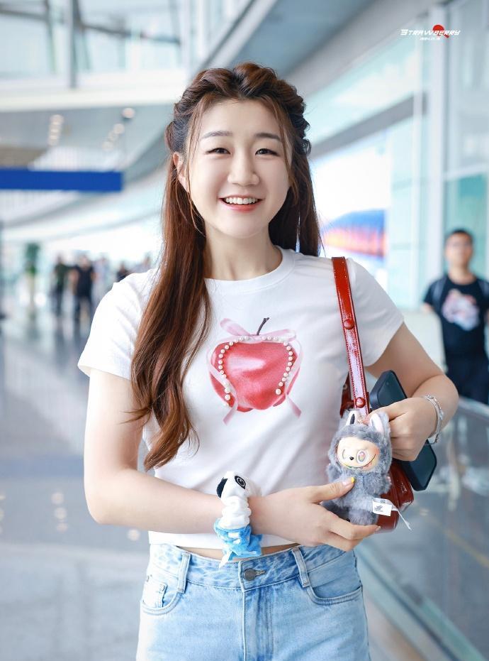 吸粉体质真的是很玄学的！鞠婧祎在外人看来，演技千篇一律，身材短小，长相漂亮但是