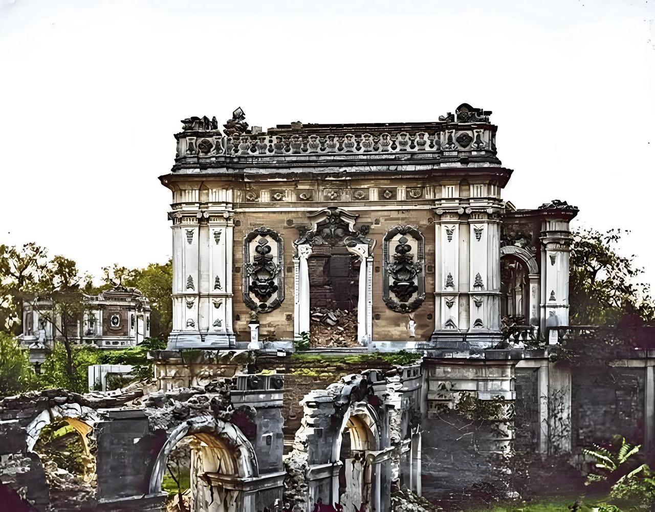 这张照片定格的是圆明园西洋楼建筑群焚毁后的残迹，是1860年英法联军侵略暴行的沉