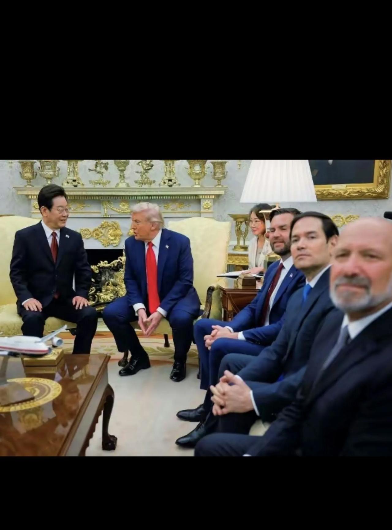 看看李在明访问美国受到特朗普会见时，是不是腰板挺得笔直、双手放的整整齐齐、恭恭敬