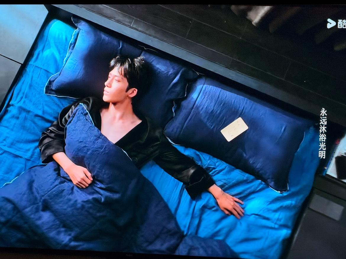 井柏然有多敬业就他剧中睡觉的这四件套居然不是剧组准备的，而是井柏然自己代言的