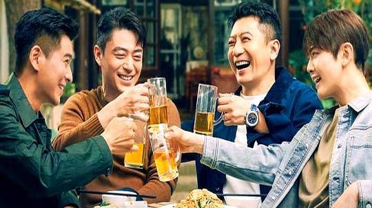 四兄弟，胡同里光着屁股混大。一场架，良子横死，青春直接断电。老大蹲牢