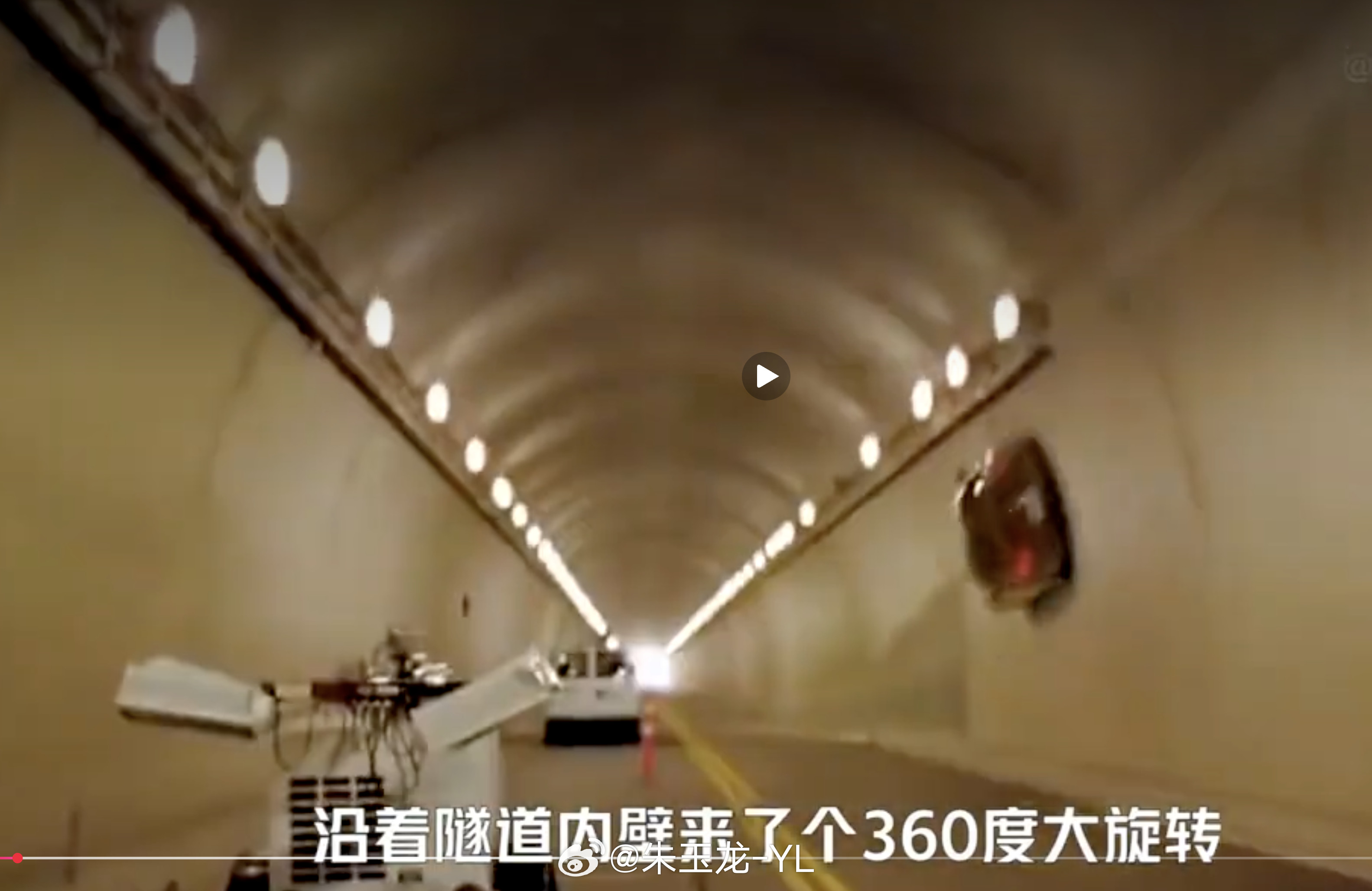 我们有回到了这个经典的画面，2010年，迈克尔·舒马赫给奔驰拍过一支广告。现在还