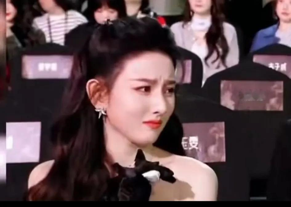 有没有人发现檀健次上台宋佳和宋祖儿的表情亮了，可以说截然不同。通过唇语也