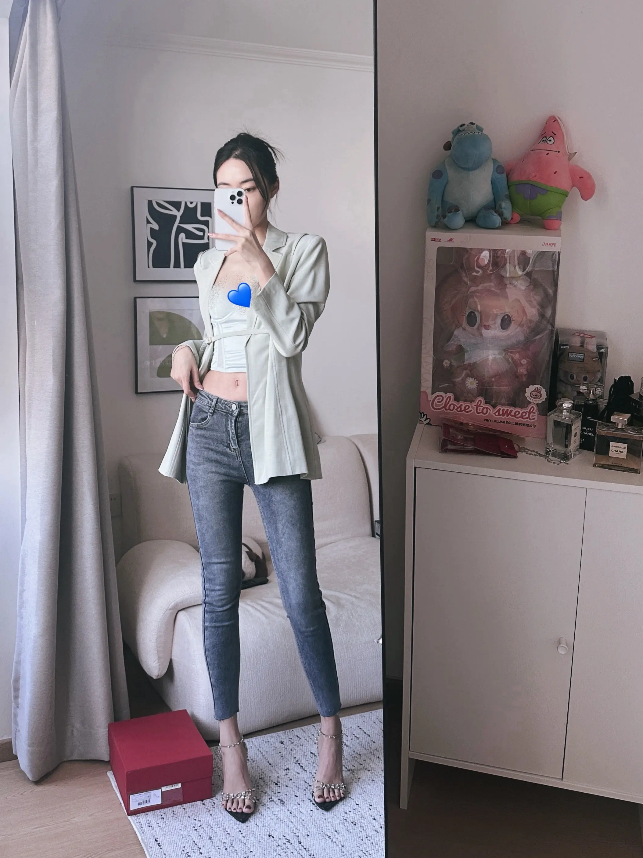 姐姐三要素：长发 高跟 紧身牛仔裤