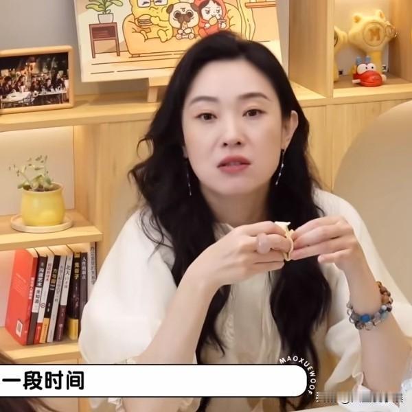 李一桐说：“在舞蹈学校的时候，胖一斤要扣50块钱，还加一个滚地板。王佳佳说：