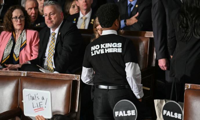 民主党众议员<em>麦克斯韦尔</em>-弗罗斯特从特朗普的国会演讲中公开离场，露出写着“这里没有