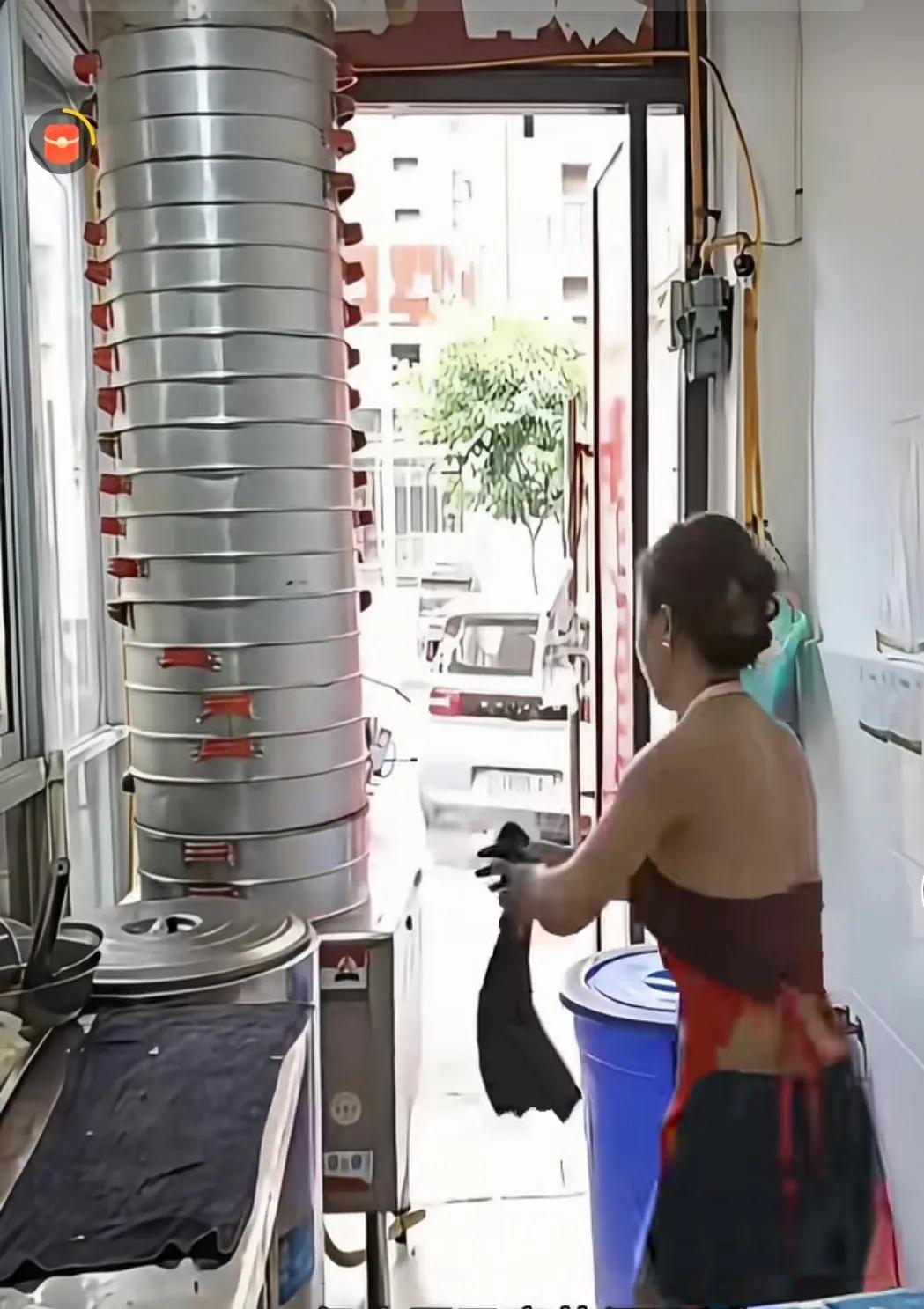 有一个问题，想请教一下网上的朋友。我们去包子铺吃包子时，常常看到正蒸包子的笼子