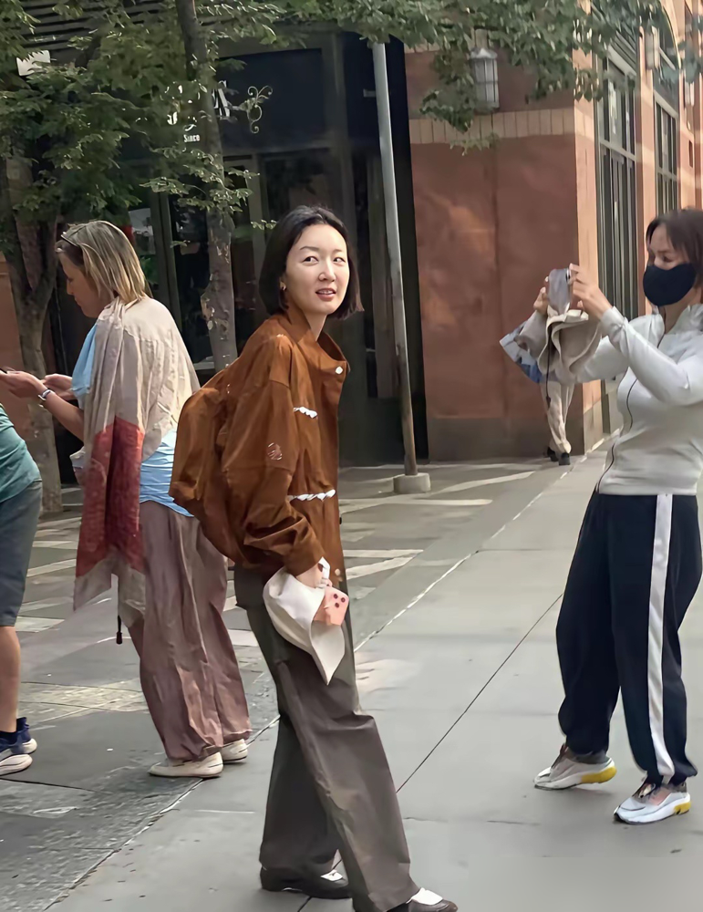 周冬雨在纽约地铁口被堵了，没墨镜没保镖，就穿件皱巴巴的灰外套站那儿，脸都没洗。镜头怼到跟前，她也没躲