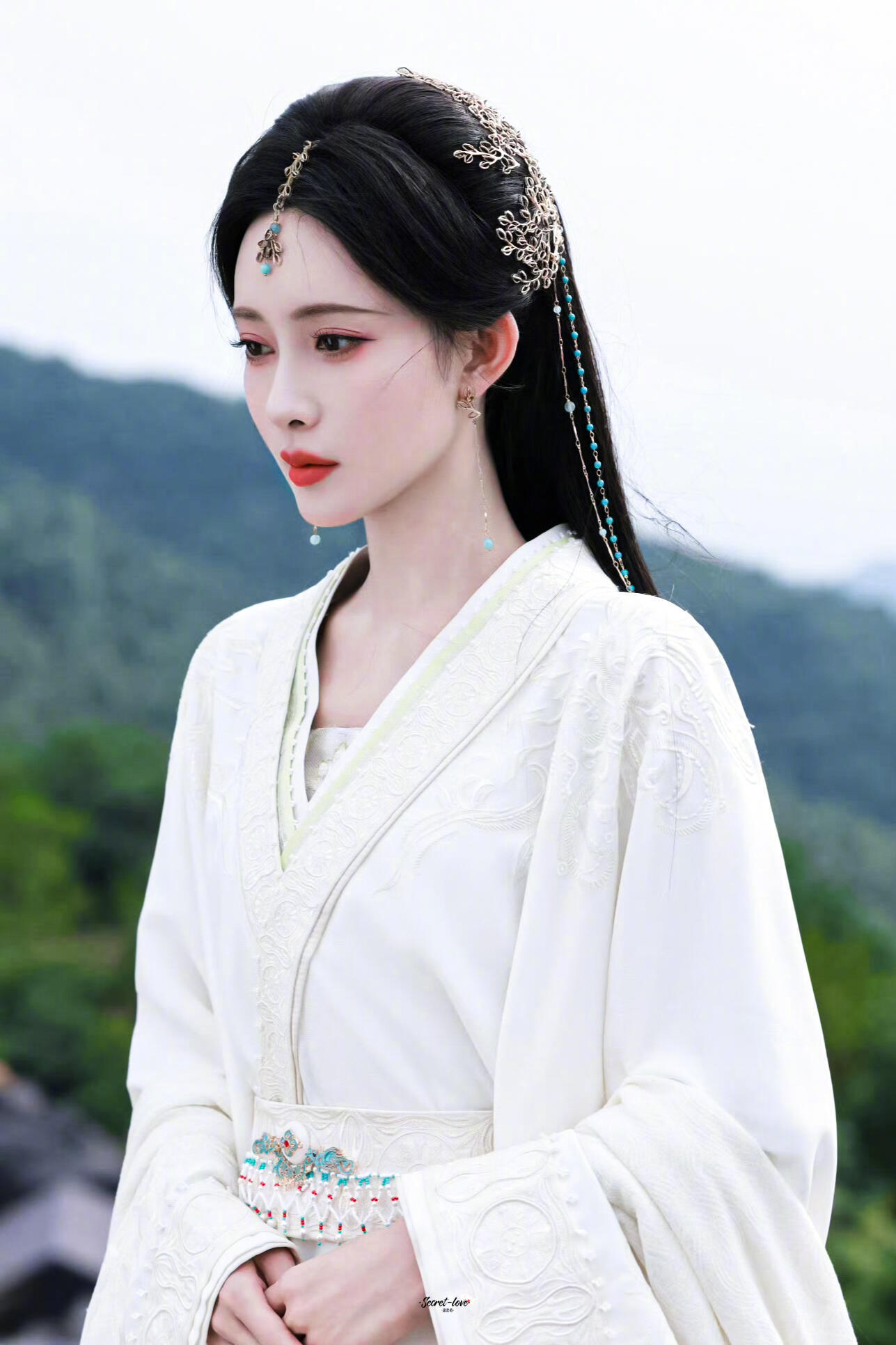孟子义爽文女主有脸了谁能拒绝孟子义演大女主红裙曳地金簪晃眼，落子时眼皮都不抬，