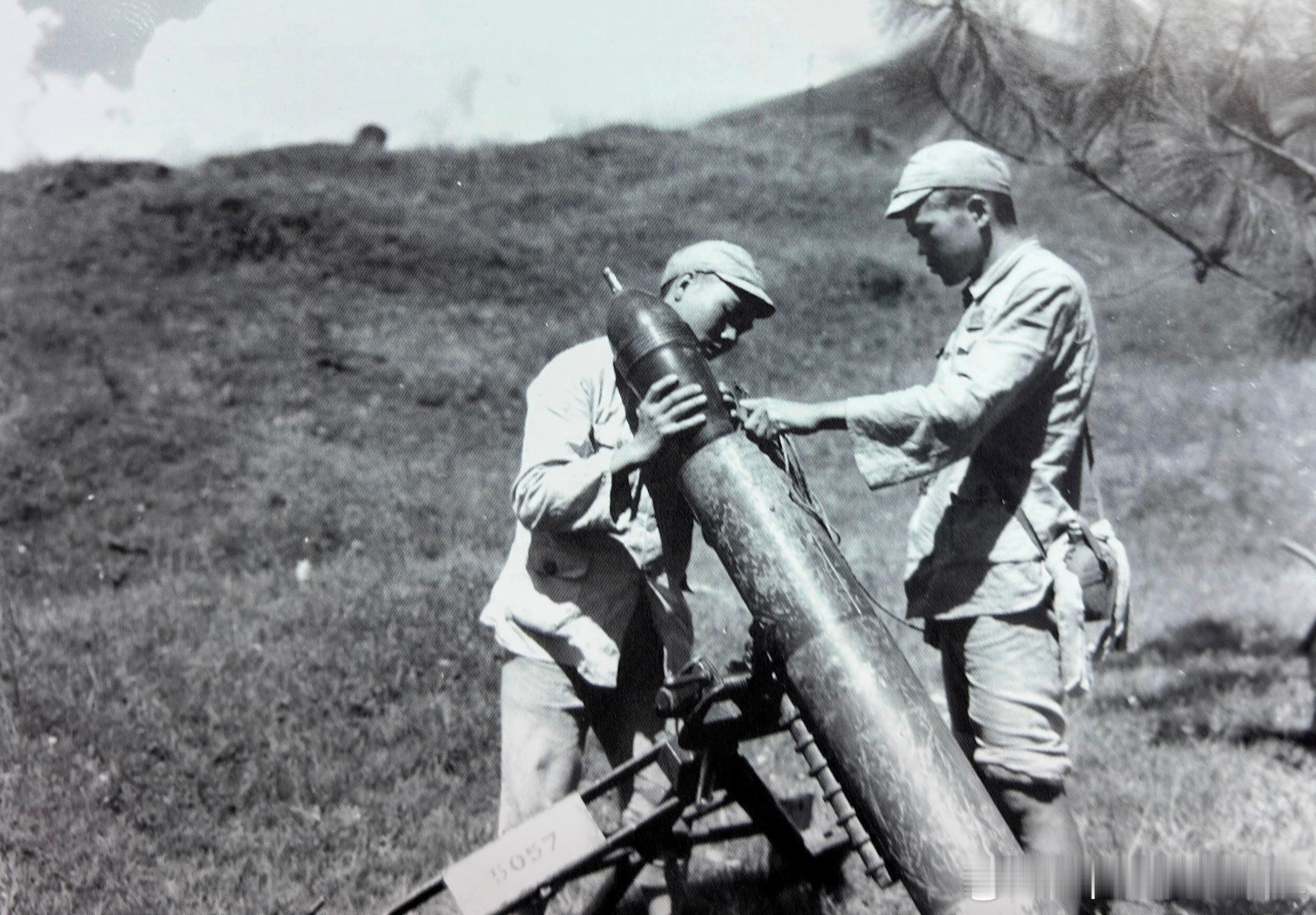 1944年8月3日中国士兵填装150毫米迫击炮弹轰击腾冲城内日军。从1944年5