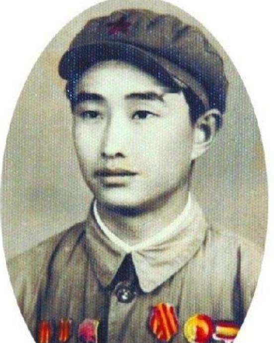 1943年，日机空袭我军某部，战士们正躲在草丛里。突然，一个小战士在敌机距离不到