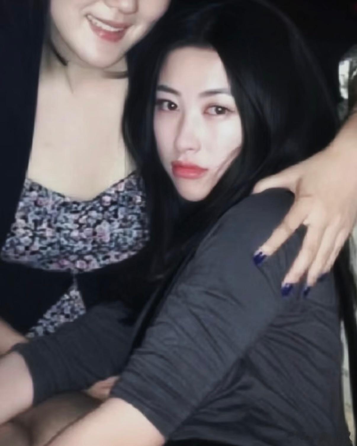 朱珠古早白月光古早审美天花板，朱珠真的美到自带氛围感。从早年时尚红毯到近年的