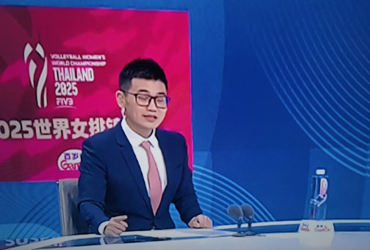 央视体育频道这位男主持火了！美国女排面对土耳其女排扳回一局，没想到央