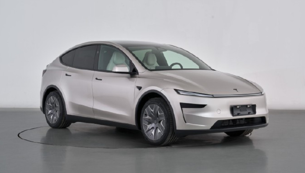特斯拉ModelYL实车曝光听说这次它提供了6座版本可选长度、高度、轴距都有