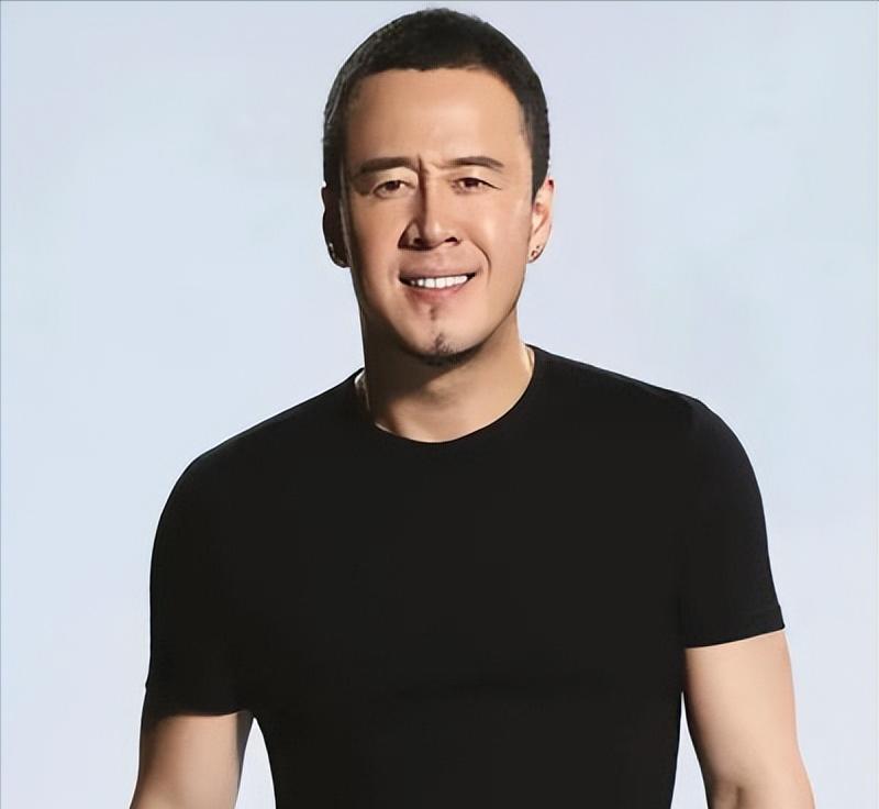 1996年，白雪宣布和杨坤分手，临别前，她扯下脖子上的项链递给杨坤，说道：“留个