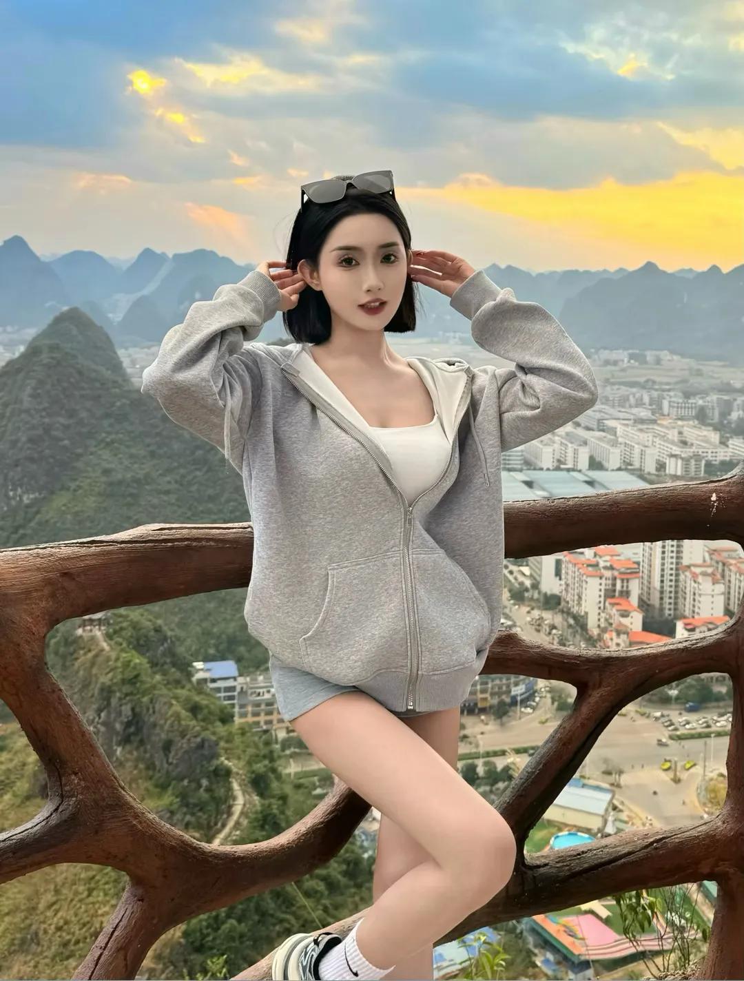 陪美女爬山靓妹💃高清美女