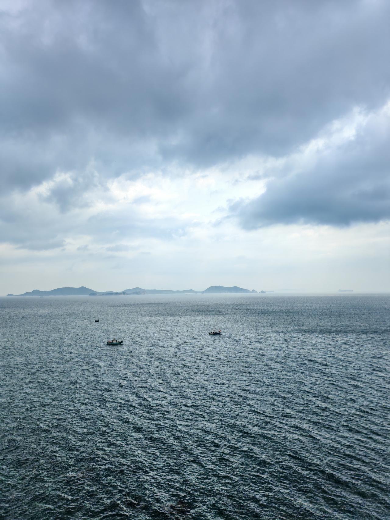 这里面向大海，天高云淡，山势也不高，登上可以看到人鱼洞的小山峰，以为海拔有200