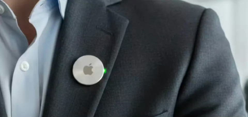 苹果首款AI穿戴设备曝光图为AI渲染图有消息称，苹果正在研发类似AirTag