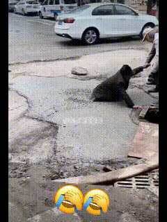 多亏水泥干得慢，看着岁数也不大啊，怎么就陷进去了？戴帽子的男子可能眼神不