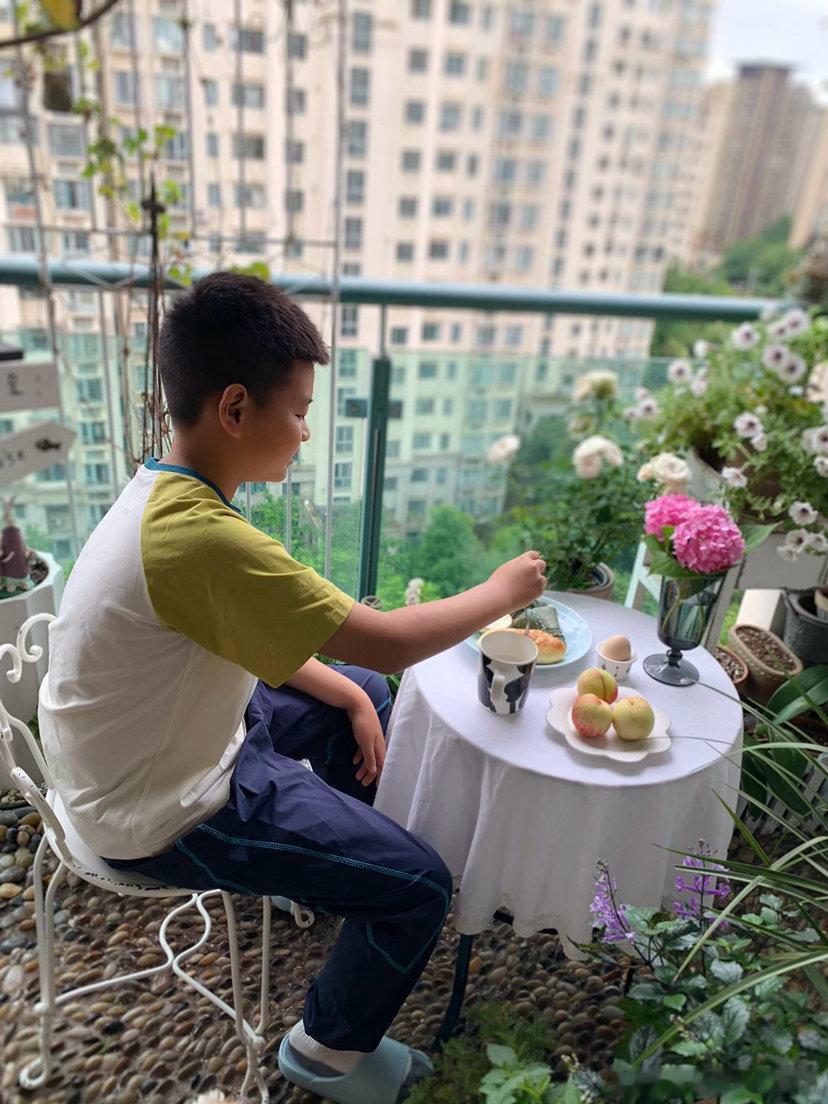 是哥哥呀来我们家早餐哥哥的爸爸妈妈有事哥哥在我们家玩一上午