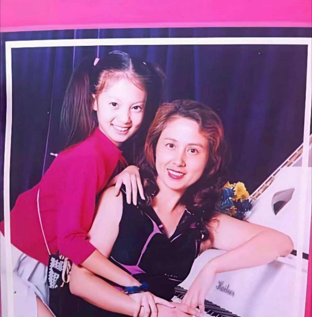 都说金晨整容脸，仔细看其实是和妈妈共用一张脸，等比例长大