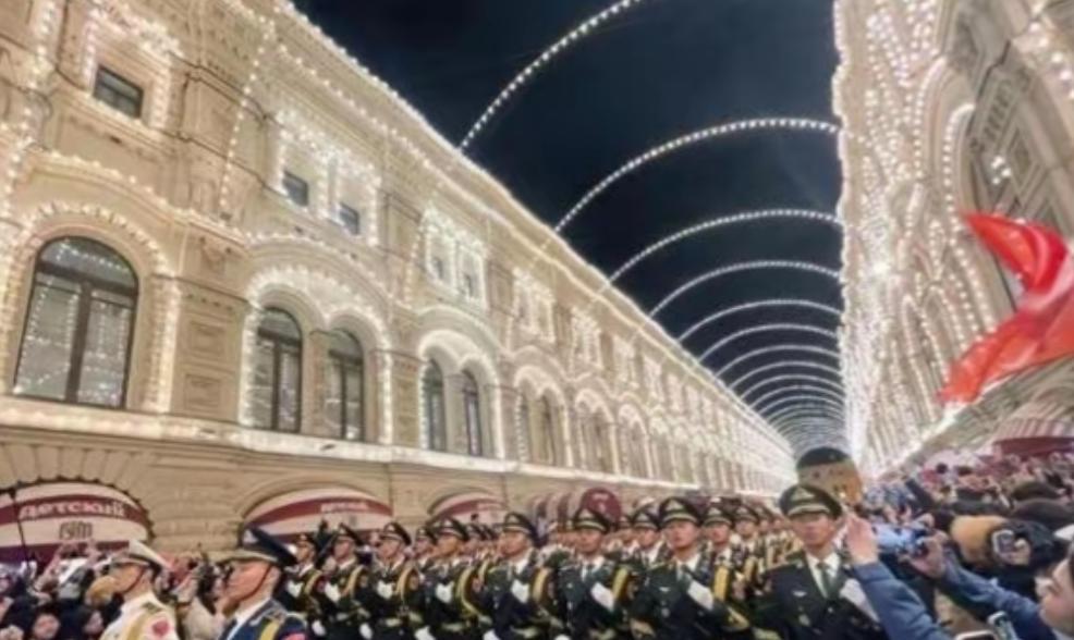 俄罗斯现在微妙的处境，给中国敲响警钟。这次来参加俄罗斯红场阅兵共13个国家的军队