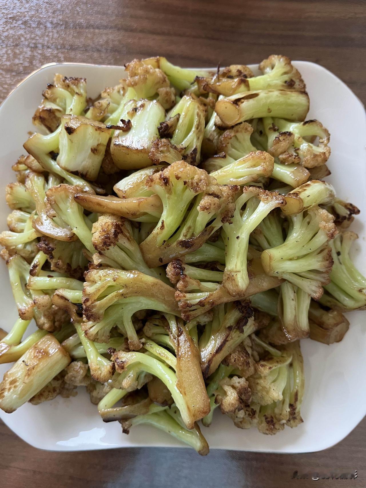 好友们晚上好！夏安吉祥，晚餐香香！今天的晚餐：素炒菜花酱排骨杂粮饭果盘