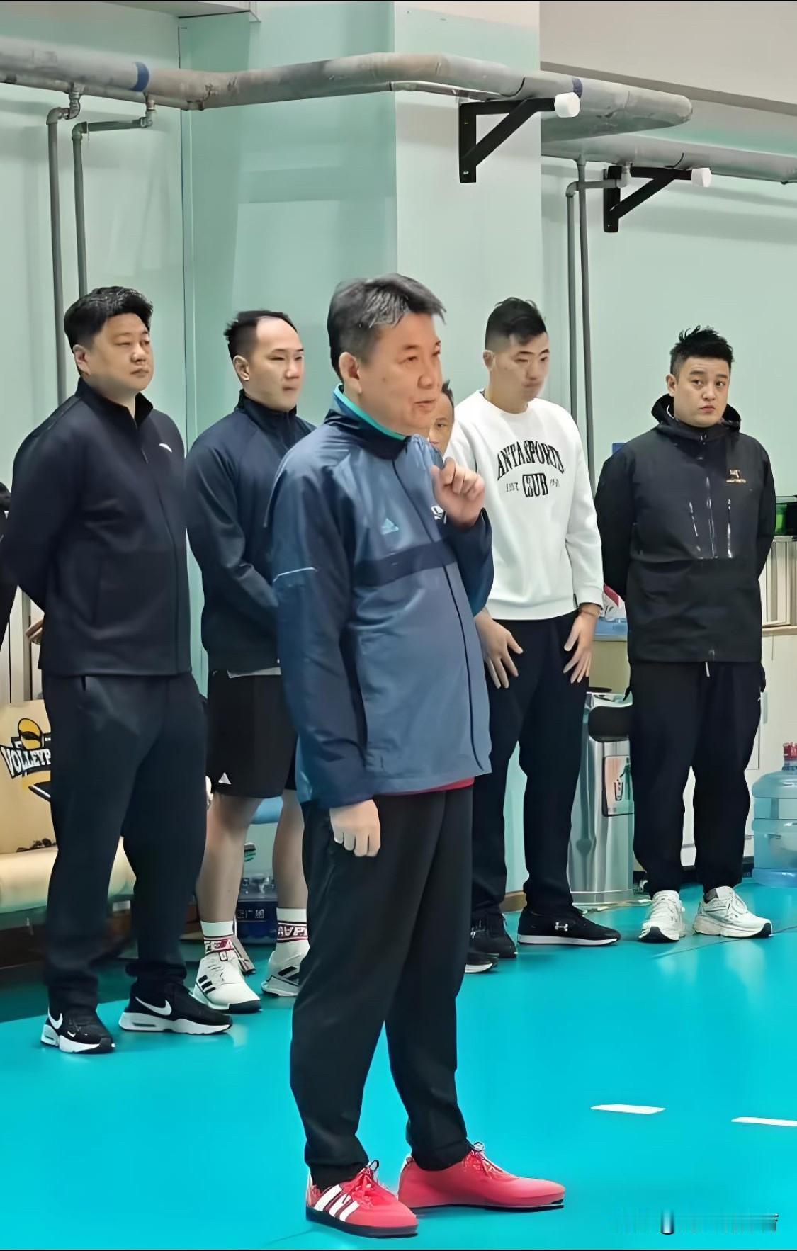 蔡斌上任之初大刀阔斧，上海女排必将“推倒重建”！首先，从蔡斌疑似成立的教练团队来